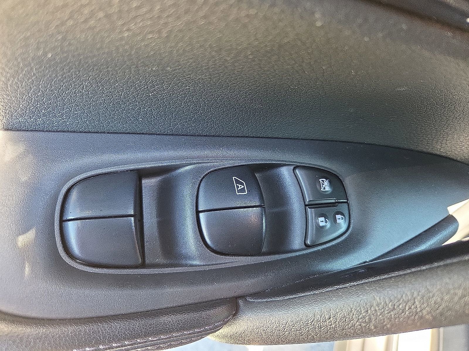Used 2018 Nissan Rogue SV w/ Premium Package FWD image 15