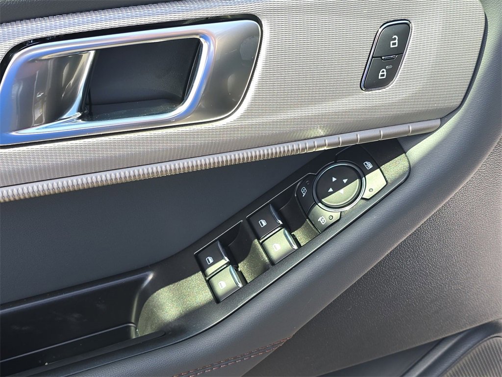 Used 2025 Ford Explorer Active w/ Active Comfort Package image 18