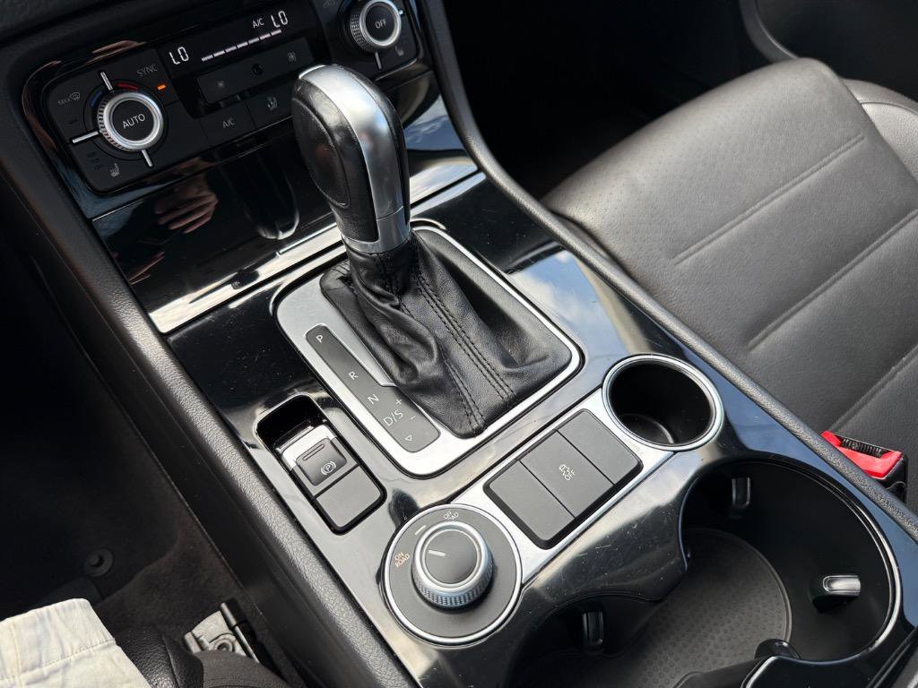 Used 2015 Volkswagen Touareg Sport image 29