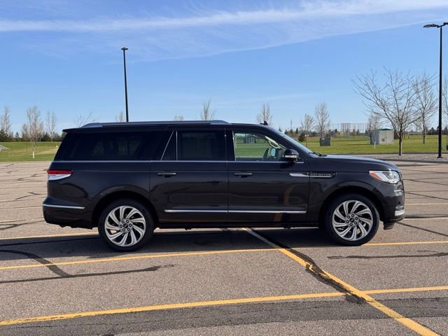 Used 2022 Lincoln Navigator L Reserve AWD/4WD image 2