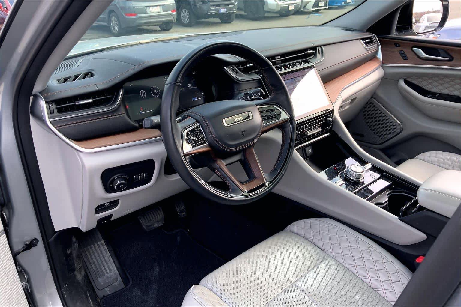 Used 2023 Jeep Grand Cherokee L Summit w/ Luxury Tech Group V image 18