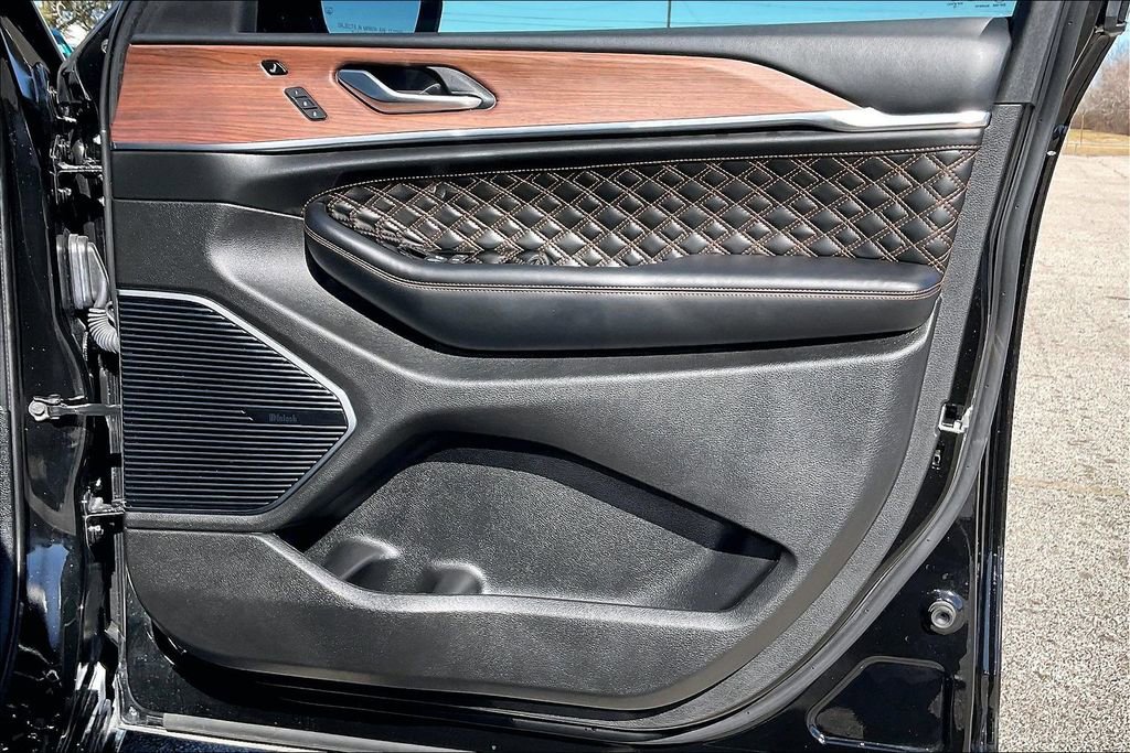 Used 2022 Jeep Grand Cherokee Summit w/ Luxury Tech Group V image 29