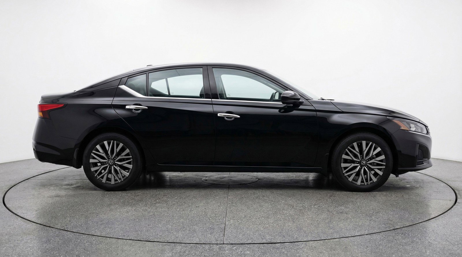 Used 2025 Nissan Altima 2.5 SV image 11