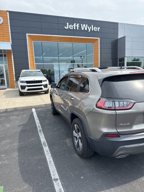Used 2019 Jeep Cherokee Limited AWD/4WD image 5