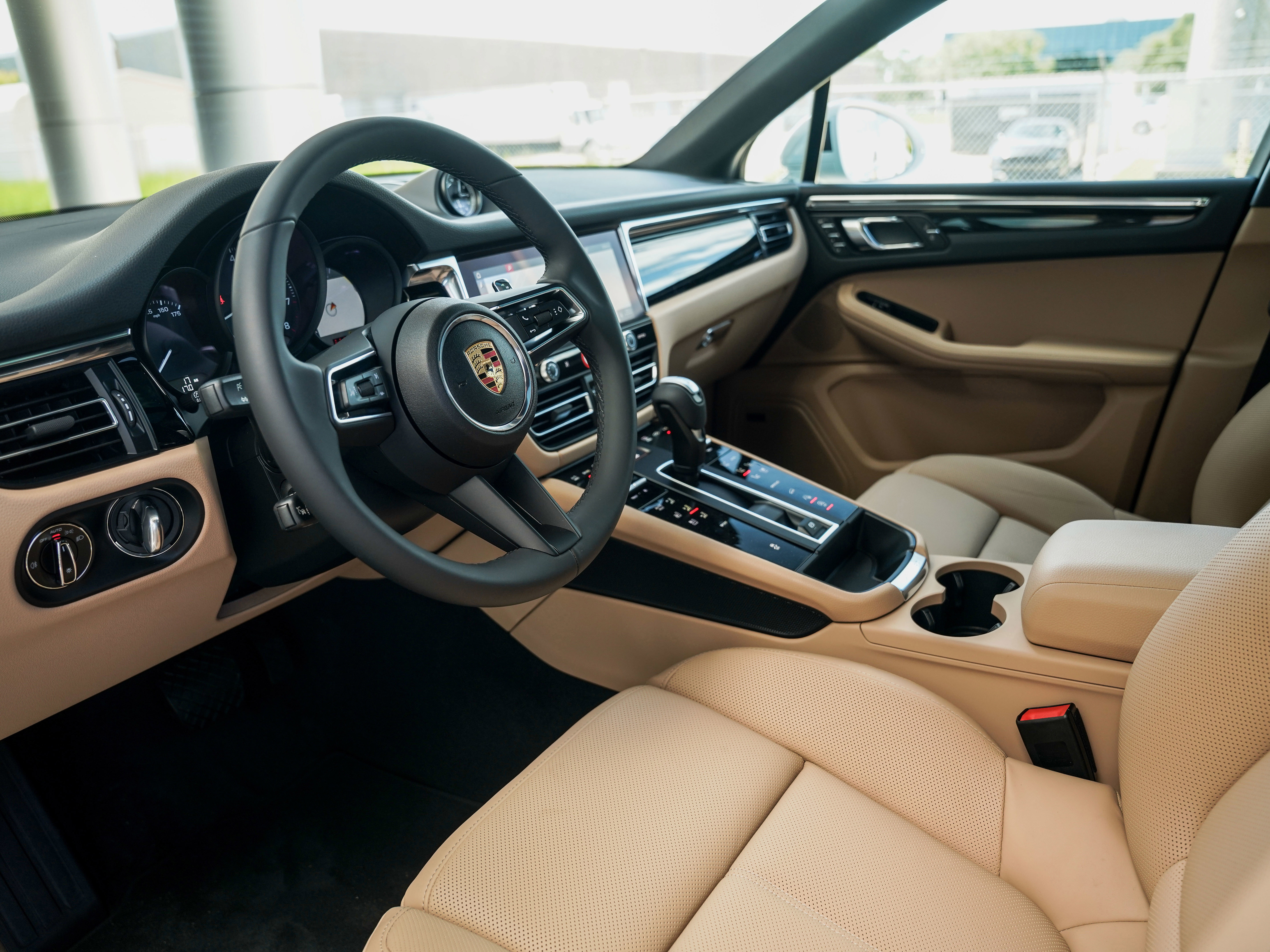 Certified 2025 Porsche Macan image 4