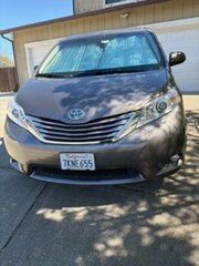 Used 2015 Toyota Sienna XLE Premium image 2