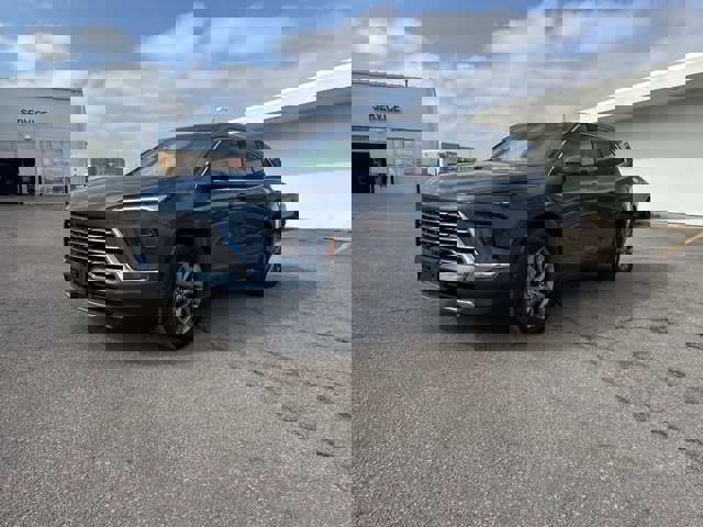 Used 2025 Buick Enclave Preferred image 3