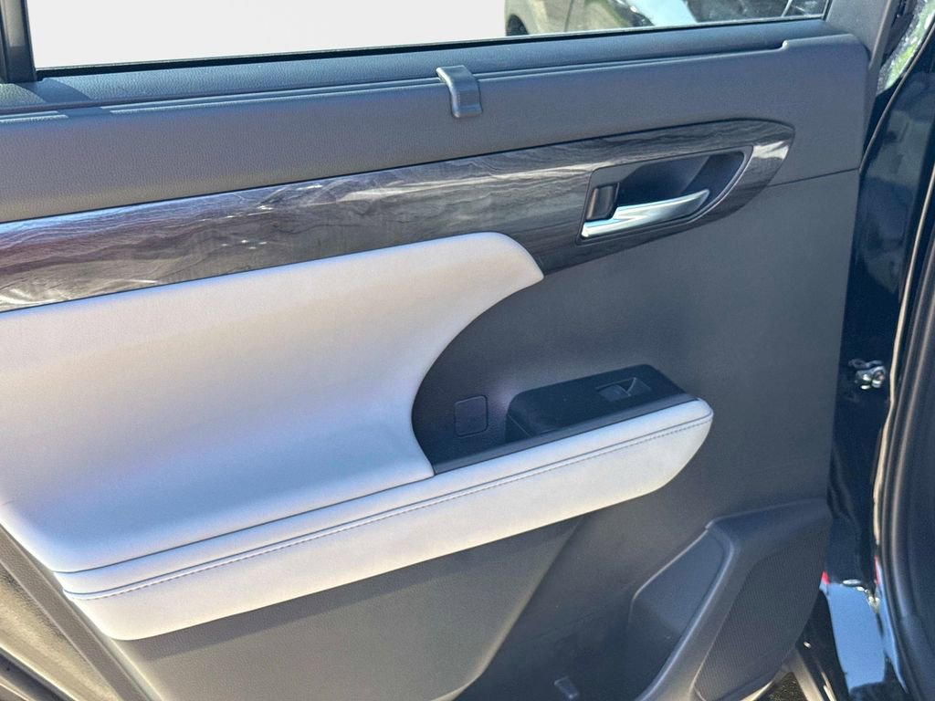 New 2026 Toyota Highlander Platinum image 11