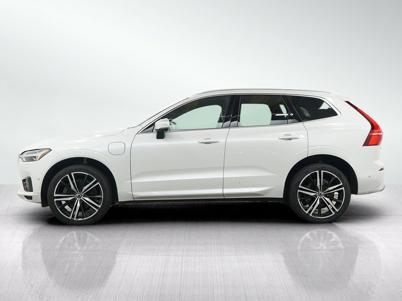 Used 2019 Volvo XC60 T8 R-Design w/ Advanced Package AWD/4WD image 2
