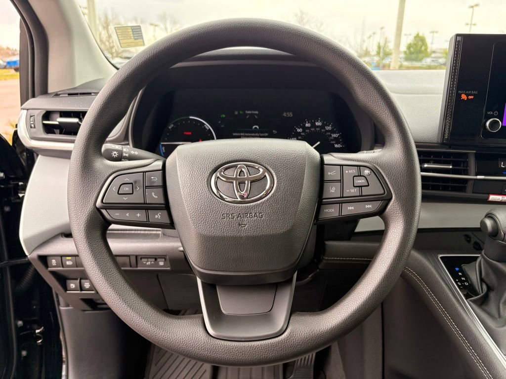 Used 2026 Toyota Sienna LE AWD/4WD image 18
