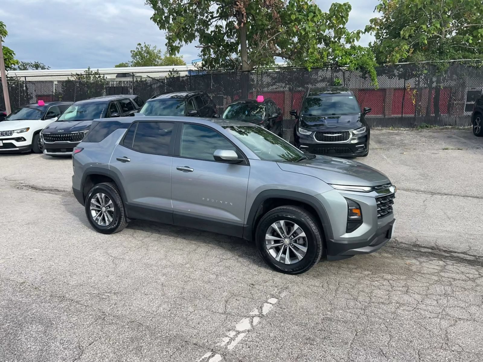 Used 2025 Chevrolet Equinox LT FWD image 2