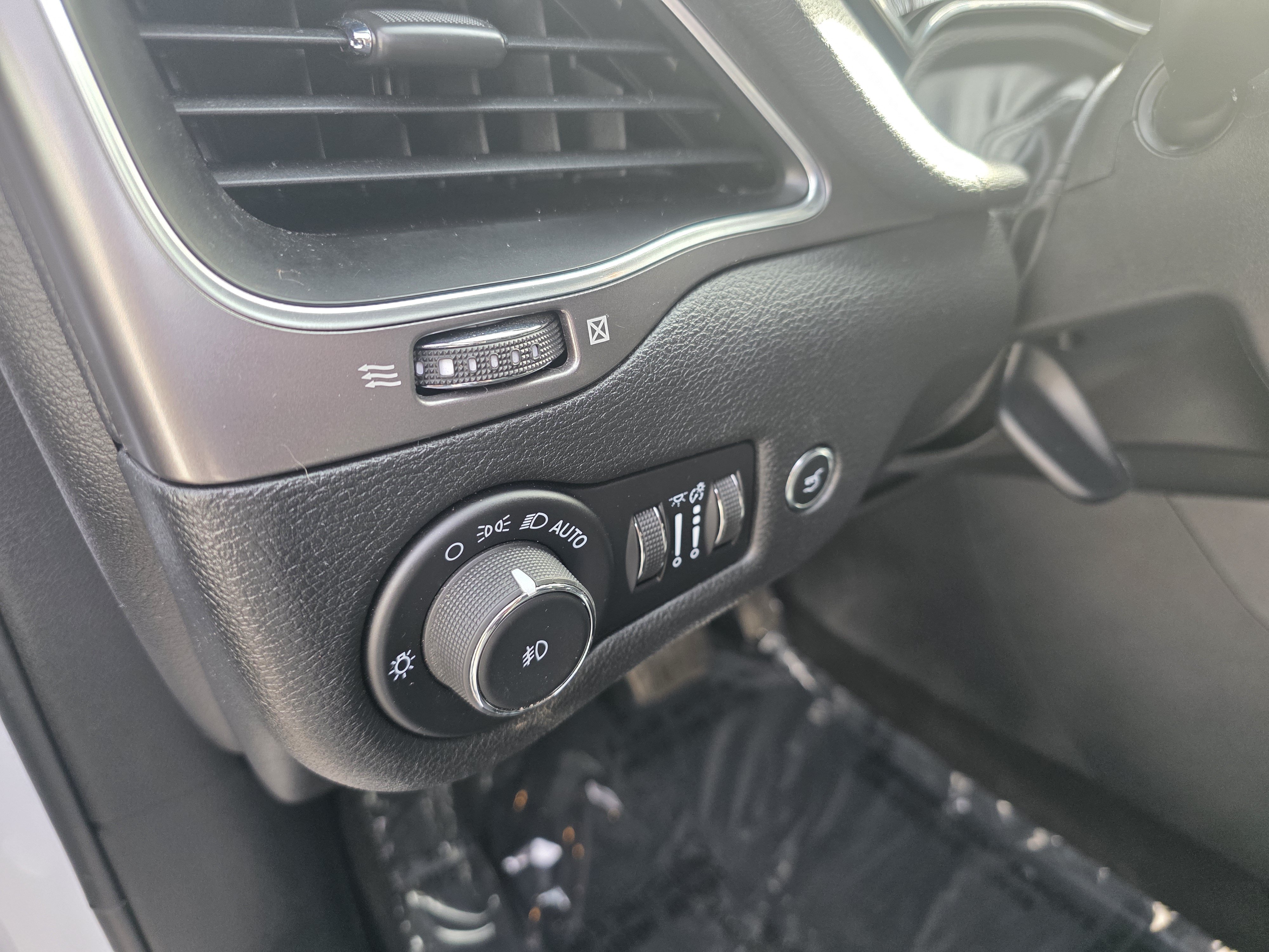 Used 2020 Jeep Cherokee Latitude Lux w/ Comfort/Convenience Group AWD/4WD image 8