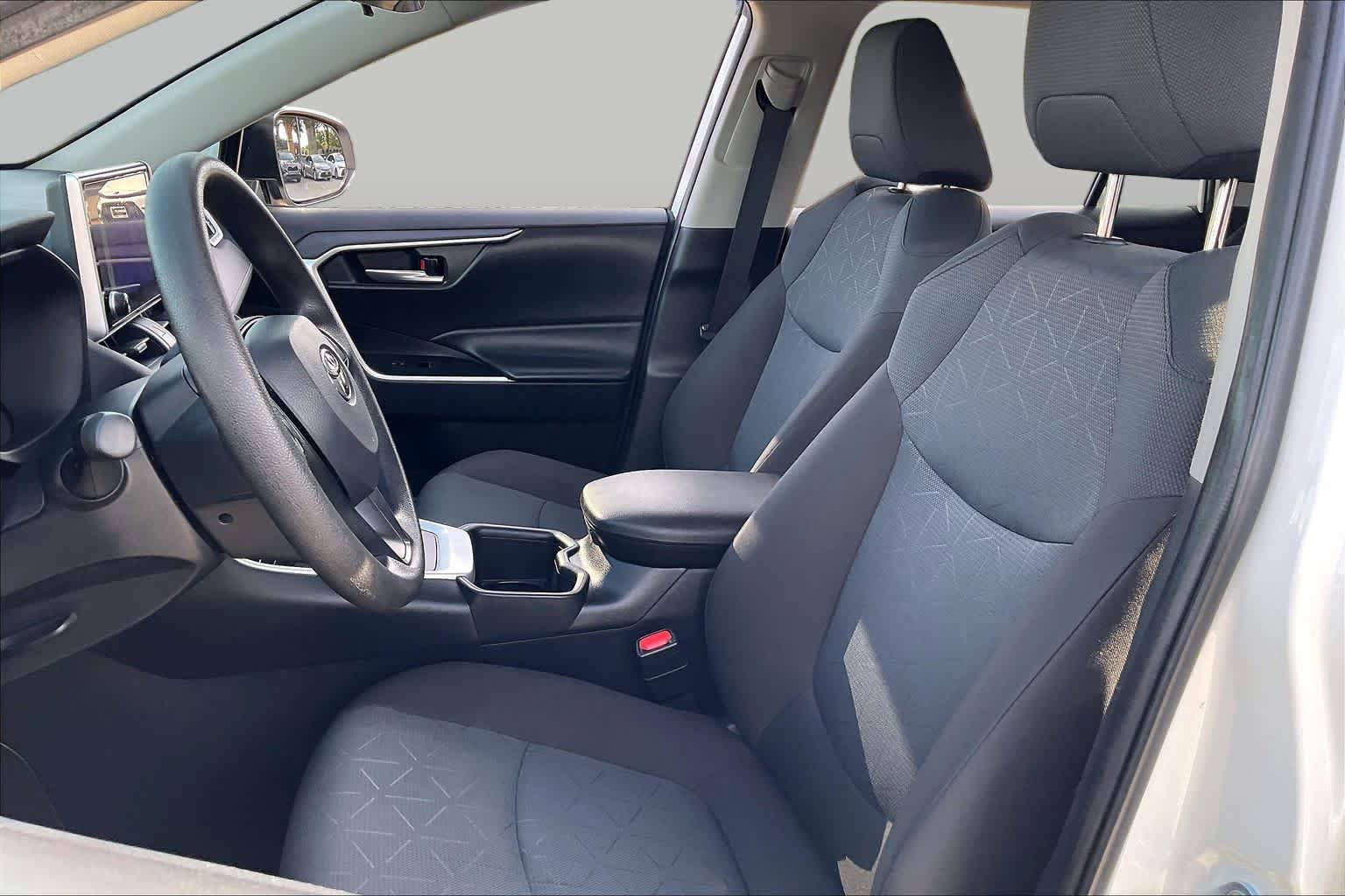 Used 2025 Toyota RAV4 XLE FWD image 8