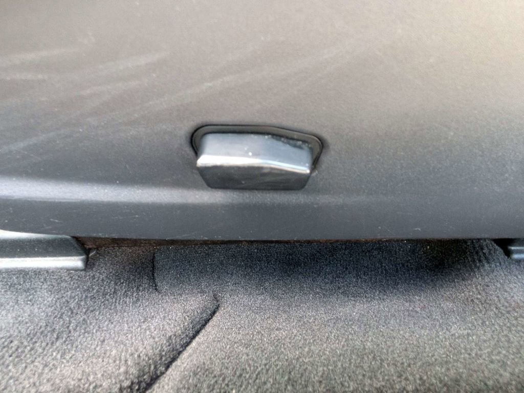 Used 2014 Dodge Challenger SXT RWD image 14