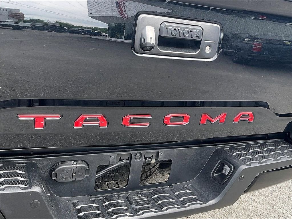 Used 2022 Toyota Tacoma TRD Off-Road w/ Technology Package AWD/4WD image 28