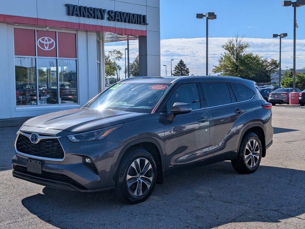 Certified 2022 Toyota Highlander XLE AWD/4WD image 3