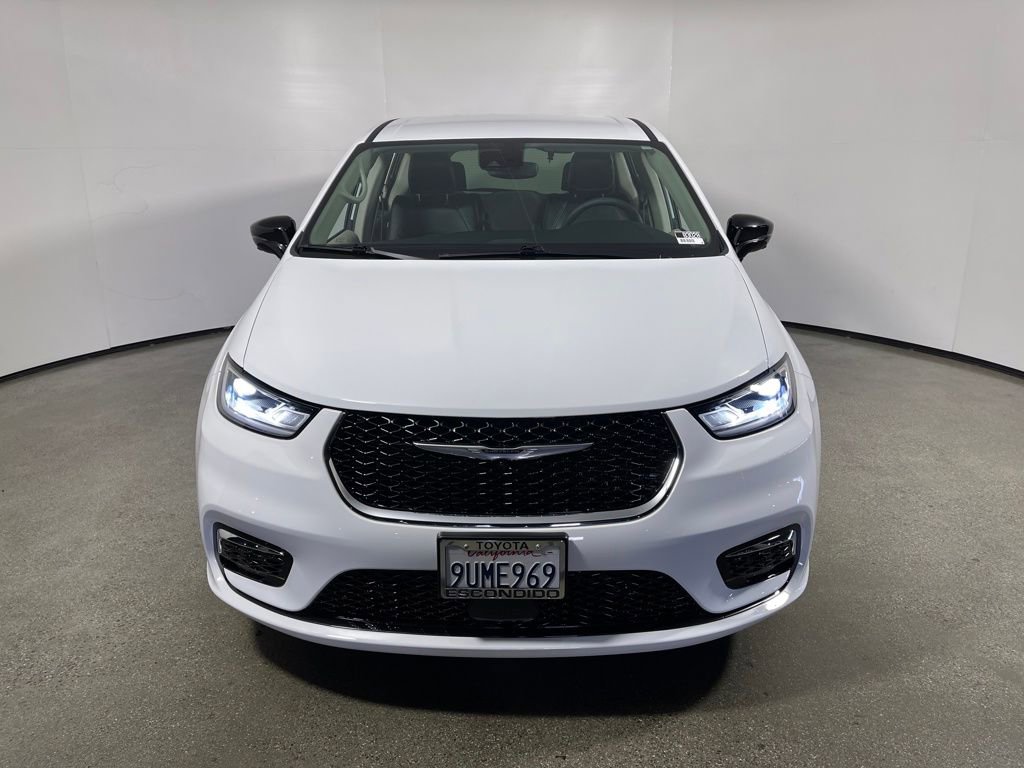 Used 2024 Chrysler Pacifica Touring-L image 8