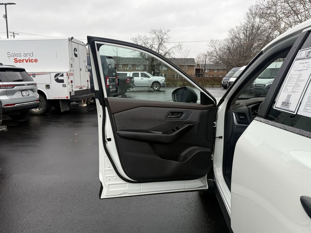 Used 2023 Nissan Rogue S image 10