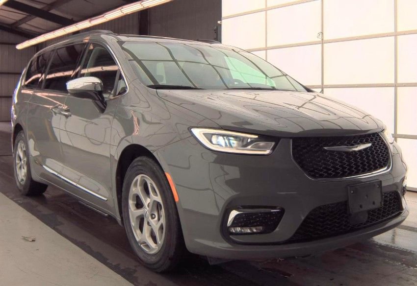 Used 2023 Chrysler Pacifica Limited image 3