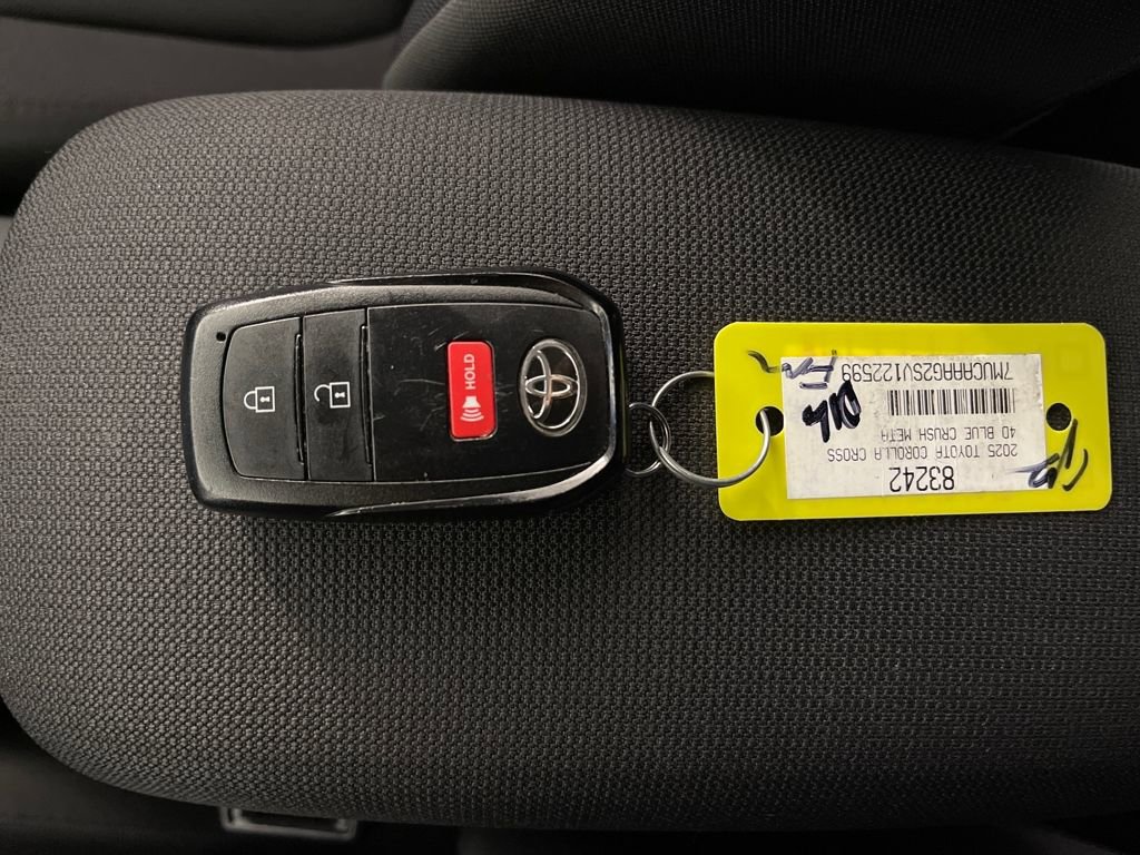Used 2025 Toyota Corolla Cross LE image 24
