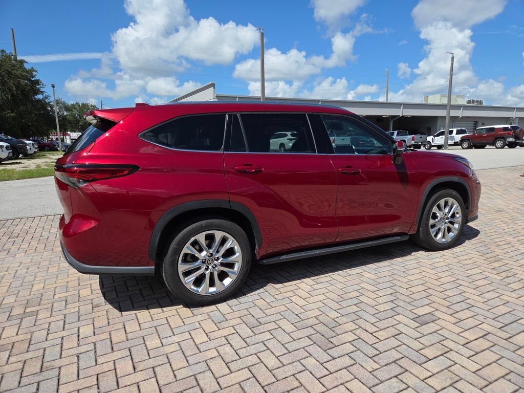 Used 2023 Toyota Highlander Limited FWD image 11