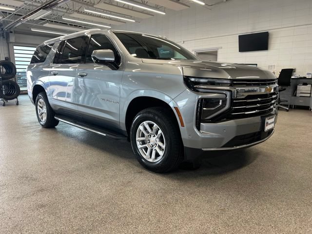 Used 2025 Chevrolet Suburban LT AWD/4WD image 3