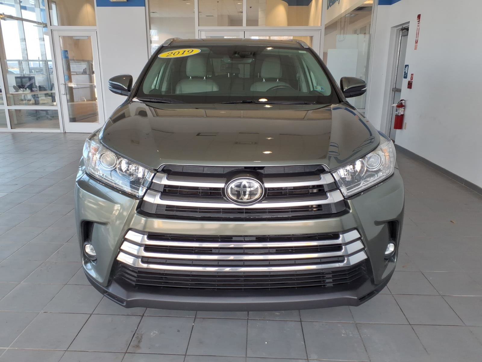 Used 2019 Toyota Highlander Limited image 2