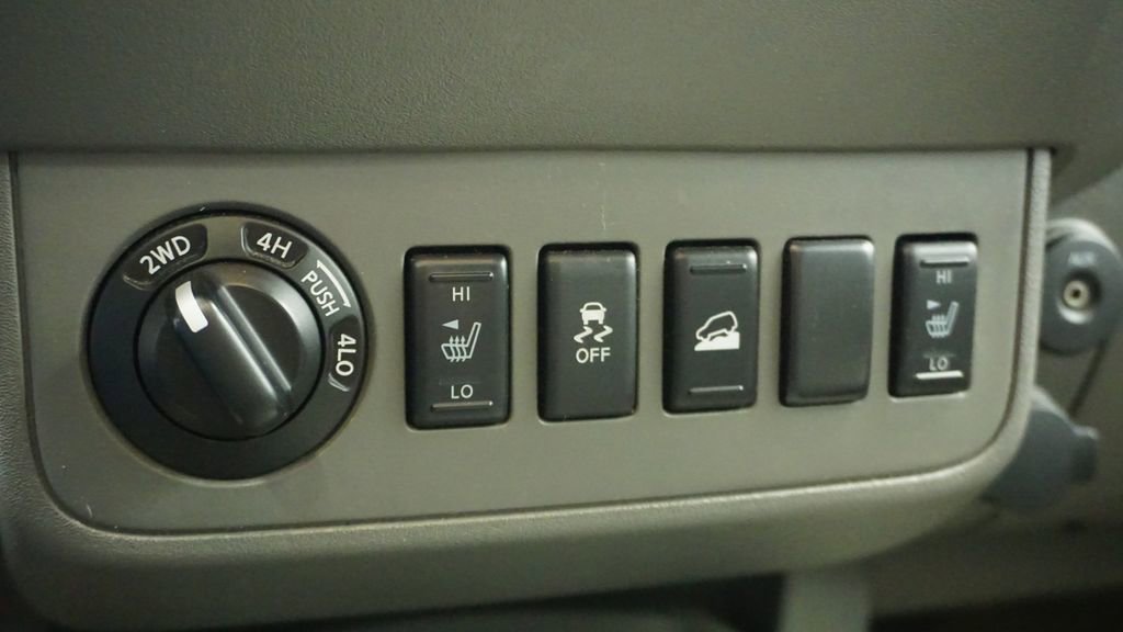 Used 2012 Nissan Frontier SL w/ Moonroof Pkg image 27