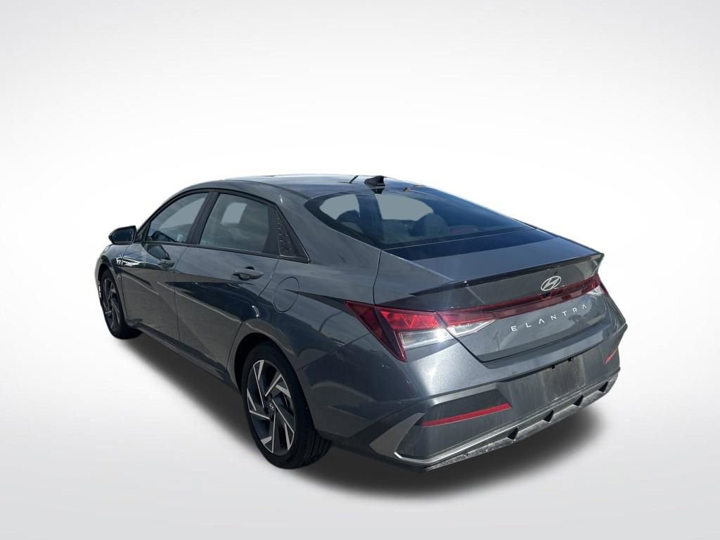 Used 2025 Hyundai Elantra Sport image 7