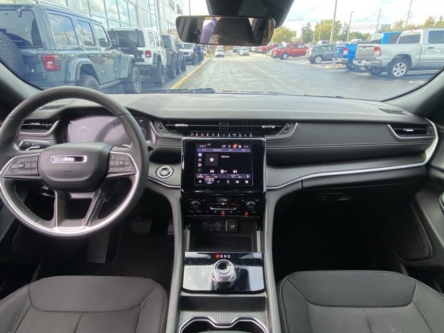 Used 2025 Jeep Grand Cherokee Laredo X w/ Luxury Tech Group I image 15