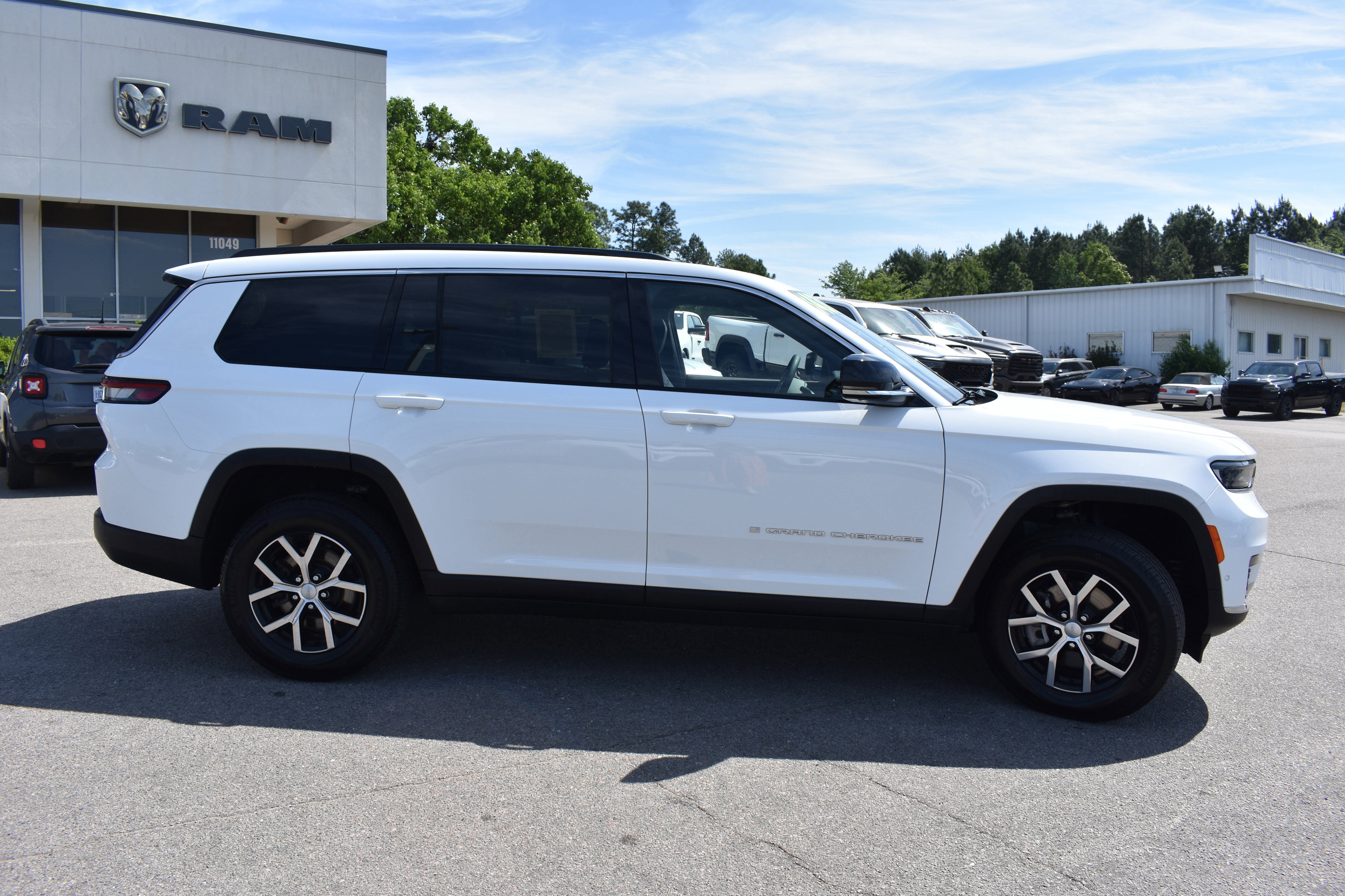 Used 2025 Jeep Grand Cherokee L Limited w/ Luxury Tech Group II AWD/4WD image 10