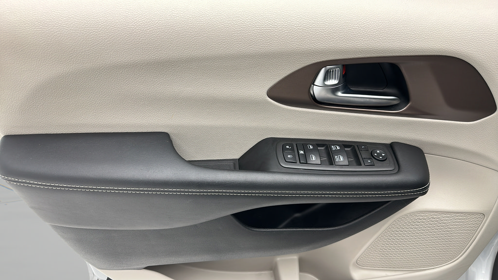 Used 2022 Chrysler Voyager LX FWD image 13