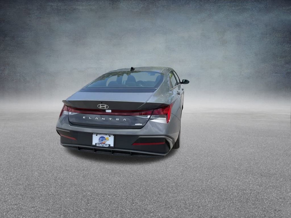 Used 2025 Hyundai Elantra Blue image 20