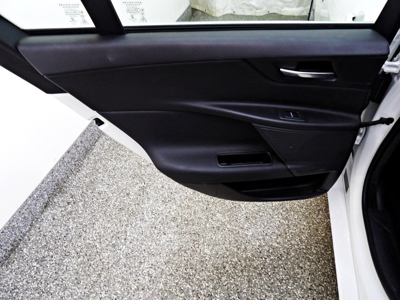 Used 2019 Jaguar XE Premium image 9