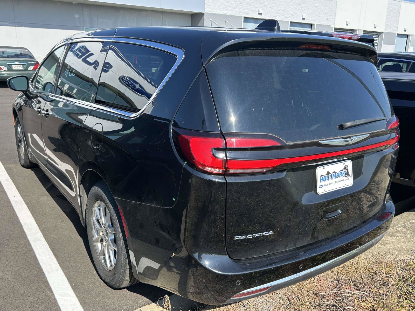 Used 2024 Chrysler Pacifica Touring-L FWD image 2