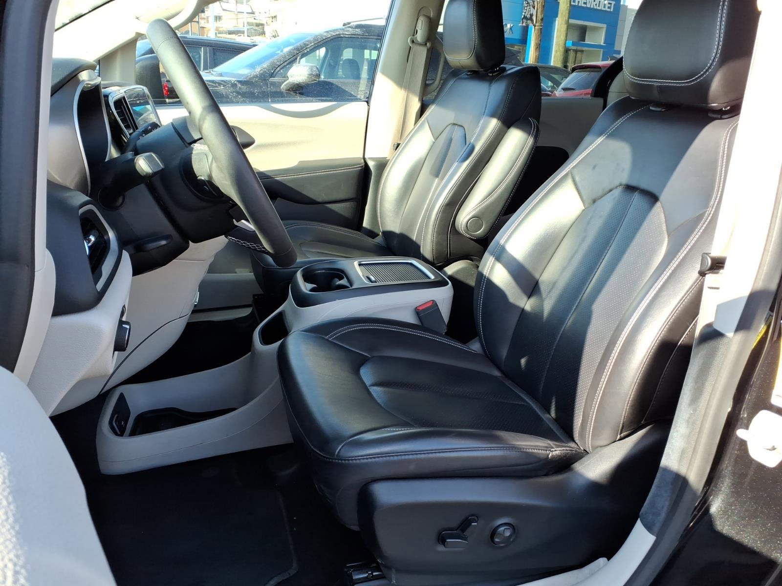 Used 2023 Chrysler Pacifica Touring-L image 8