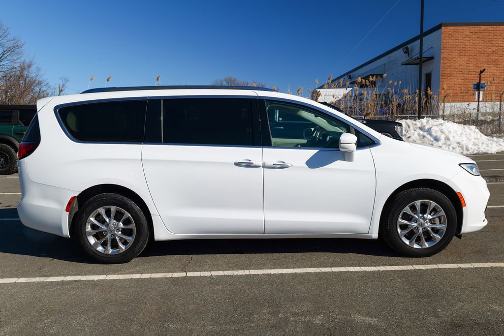 Used 2021 Chrysler Pacifica Touring-L AWD/4WD image 7