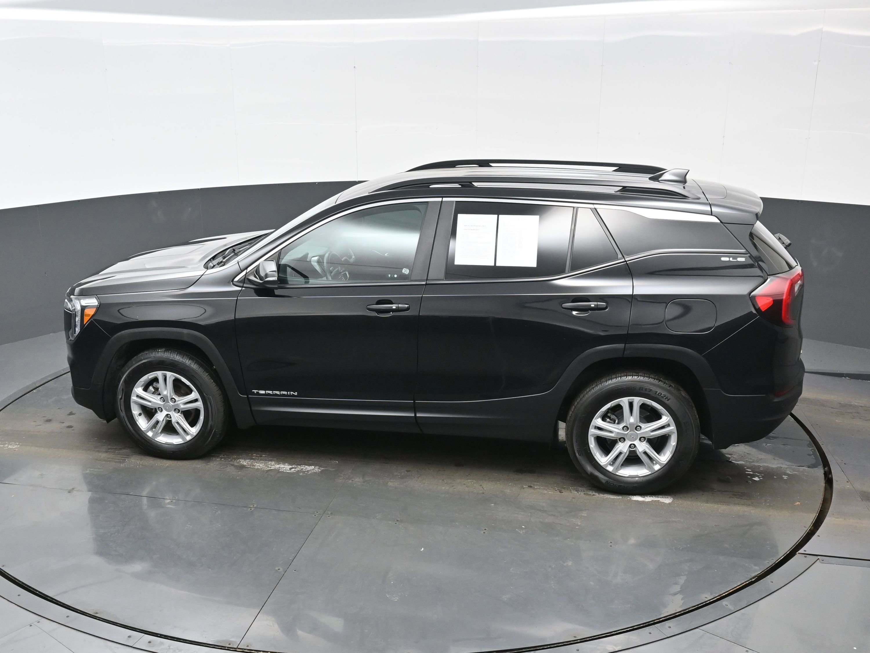 Used 2022 GMC Terrain SLE w/ Driver Convenience Package image 32