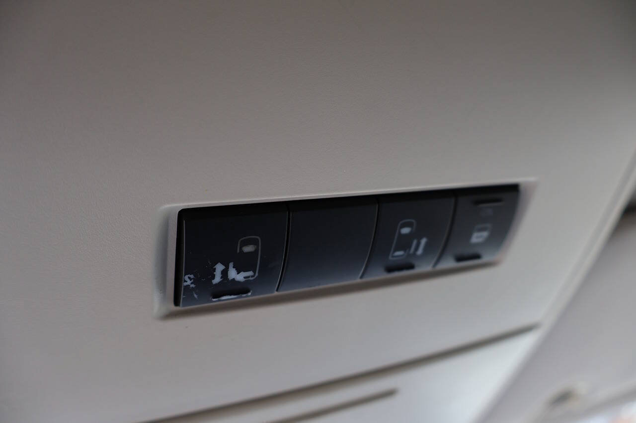 Used 2010 Volkswagen Routan SE FWD image 33