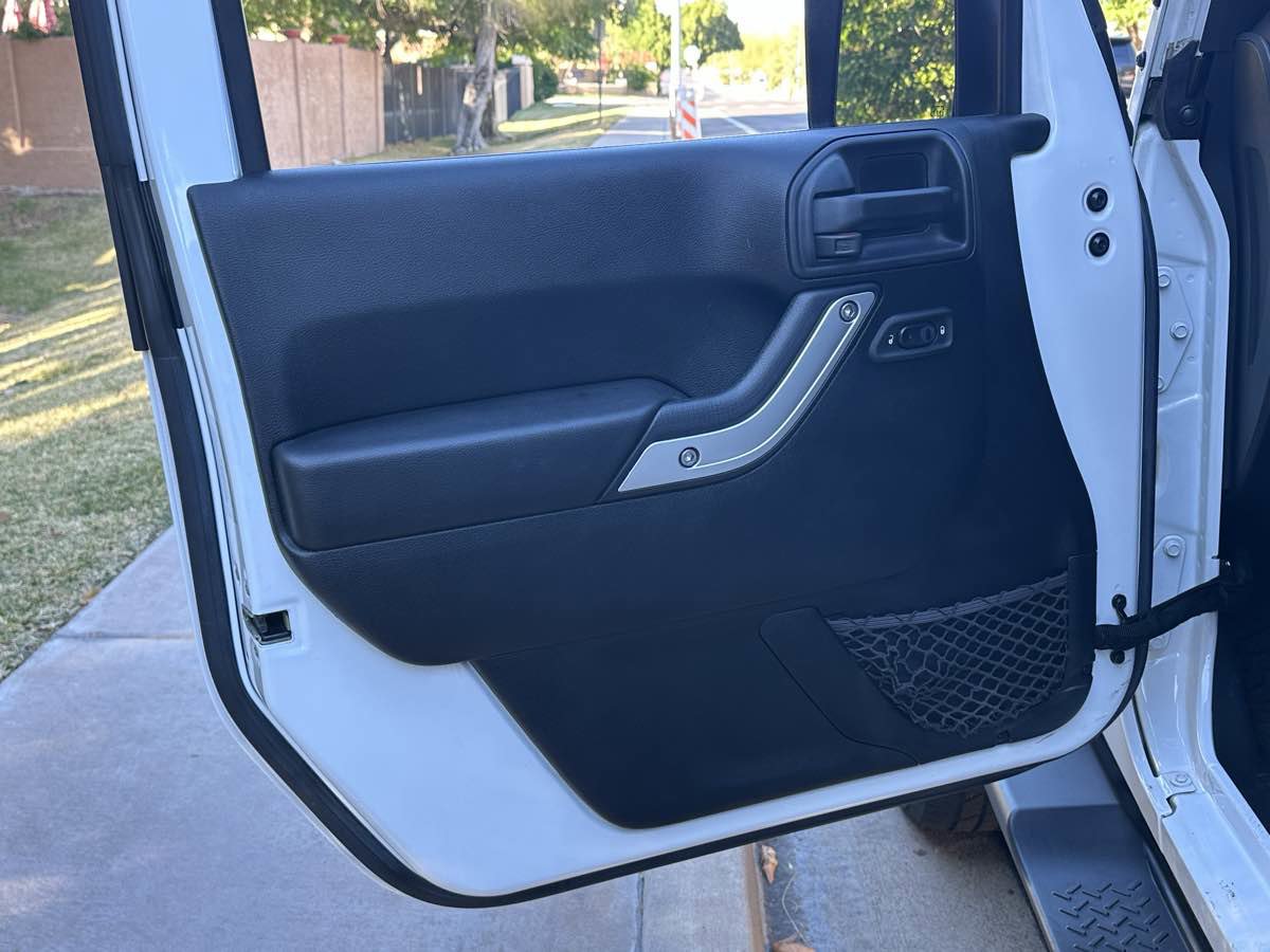 Used 2016 Jeep Wrangler Unlimited Sahara w/ Connectivity Group image 15