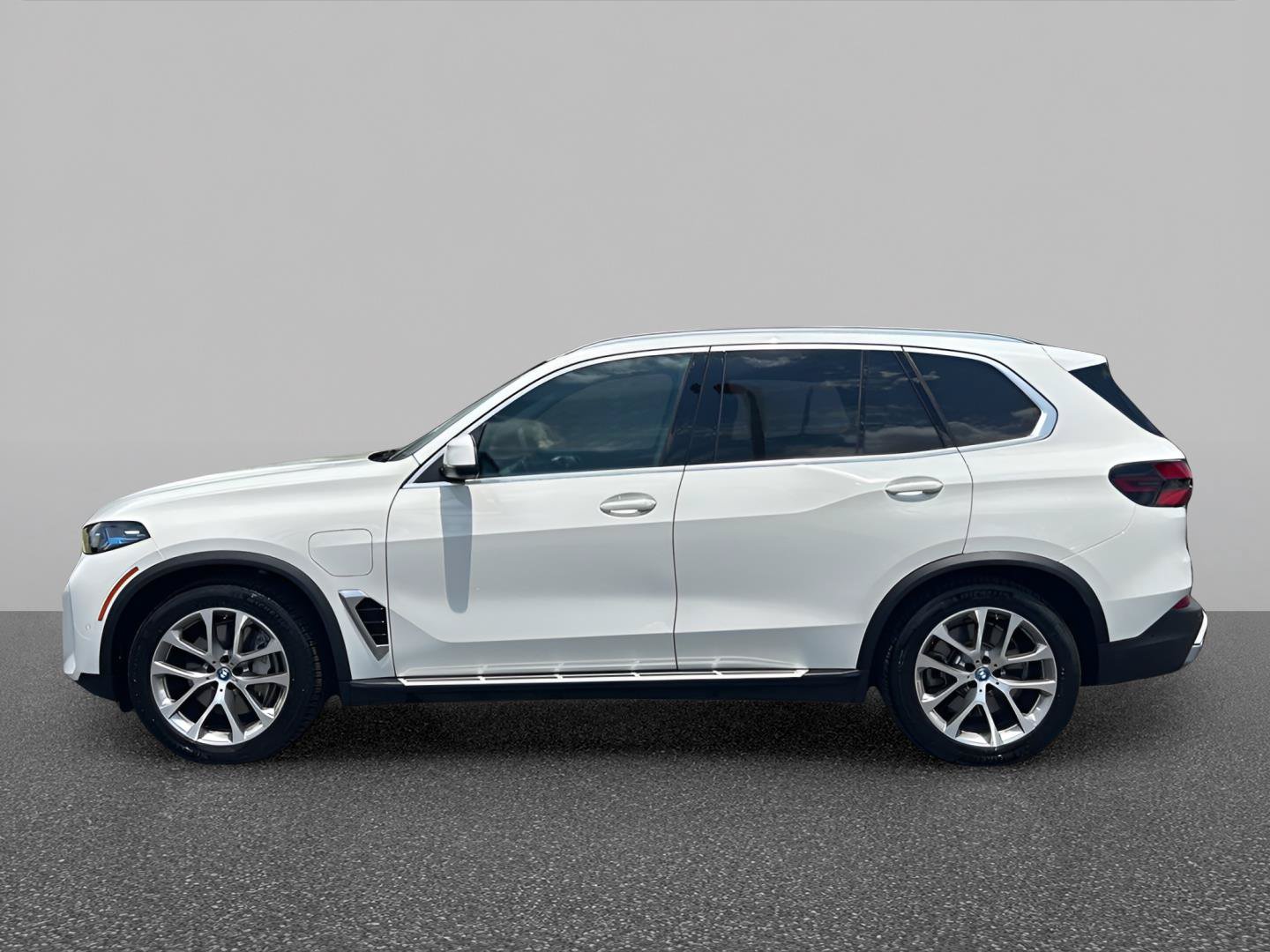 Used 2025 BMW X5 xDrive50e AWD/4WD image 4