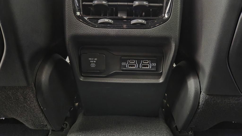 Used 2023 Jeep Grand Cherokee Overland w/ Luxury Tech Group IV AWD/4WD image 33