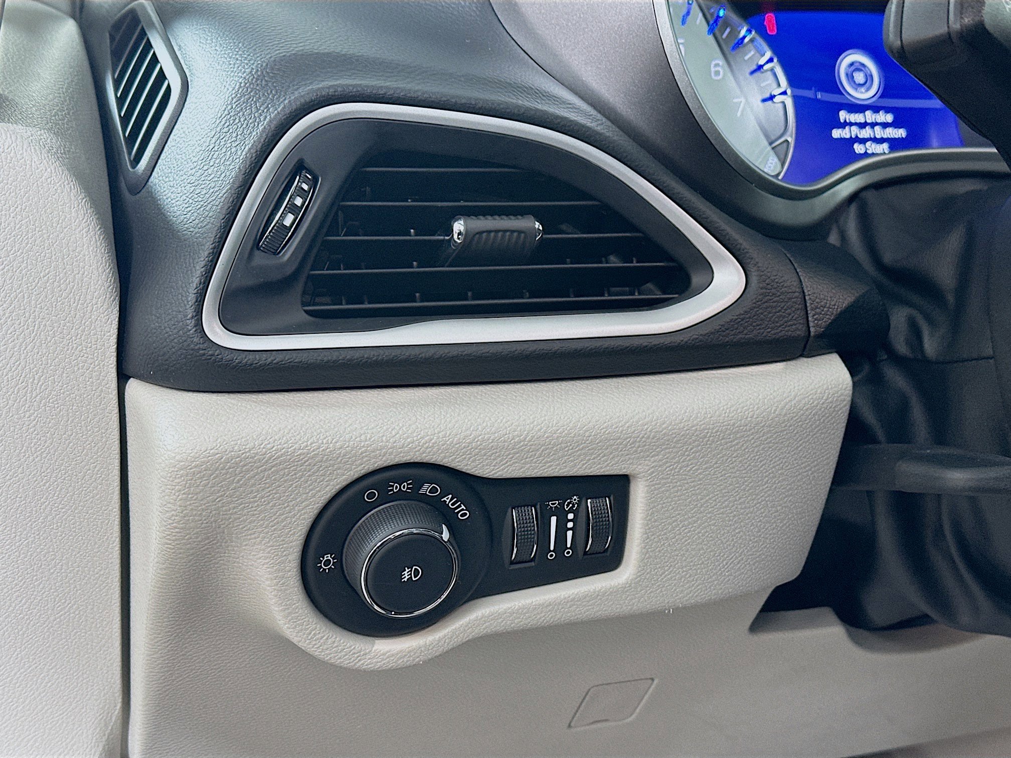 Used 2024 Chrysler Pacifica Touring-L FWD image 10