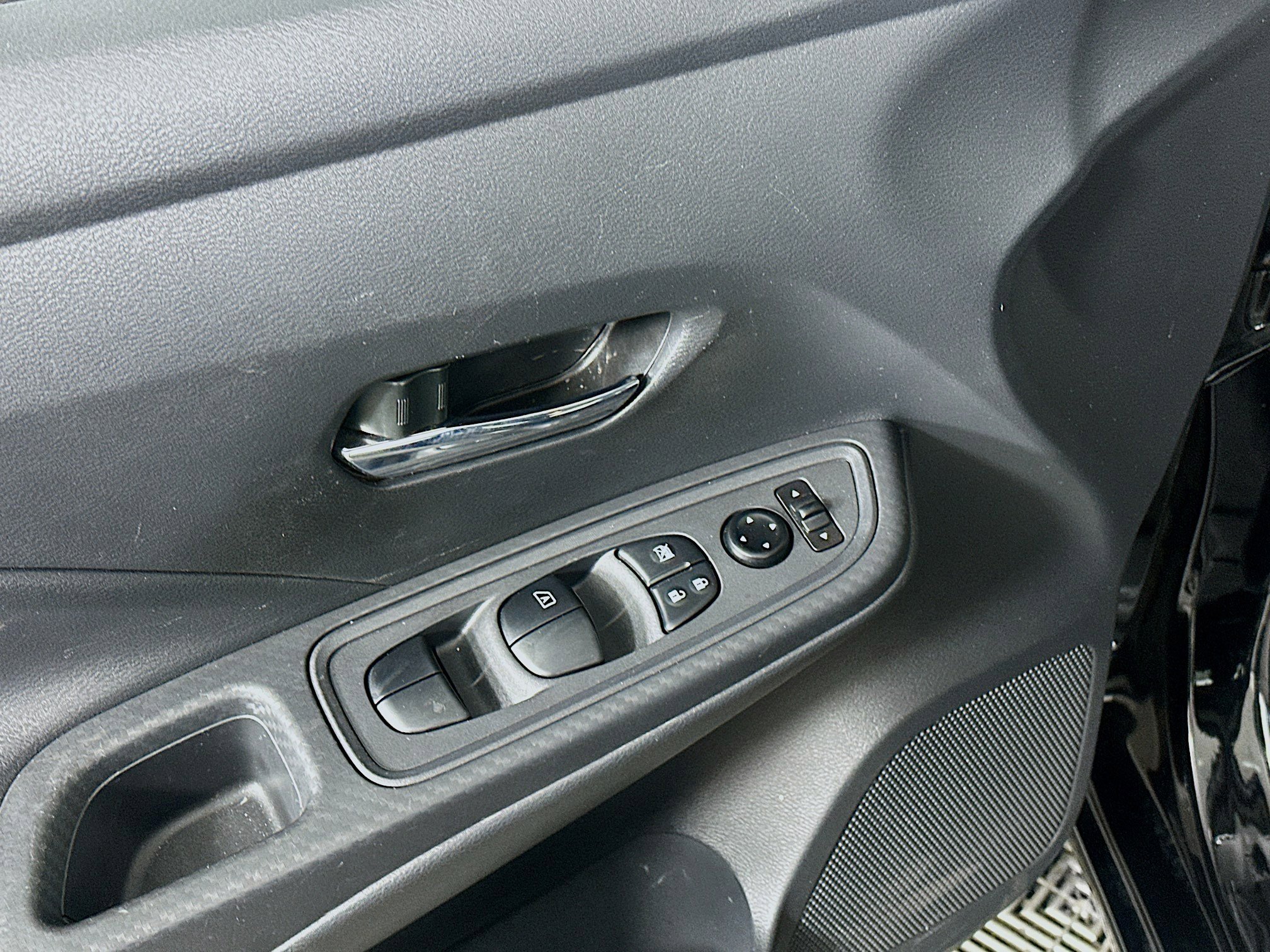 Used 2025 Nissan Versa SV image 15