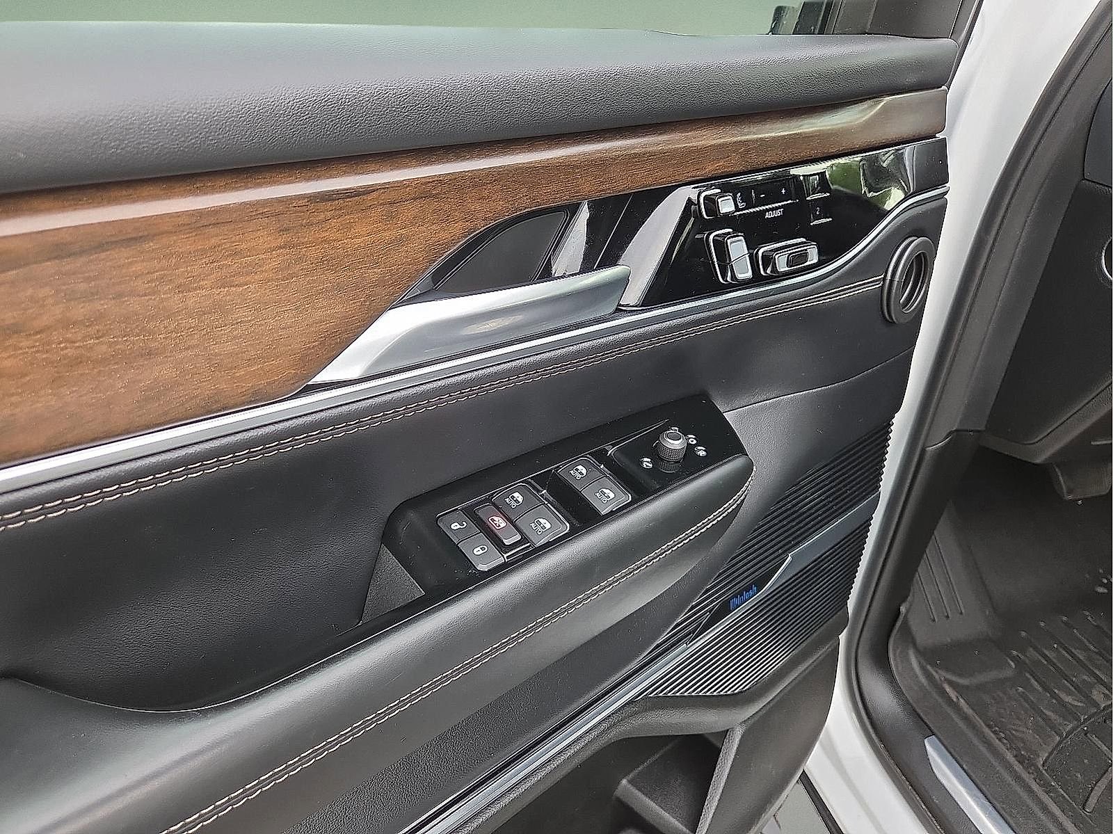 Used 2023 Jeep Grand Wagoneer 4WD image 16