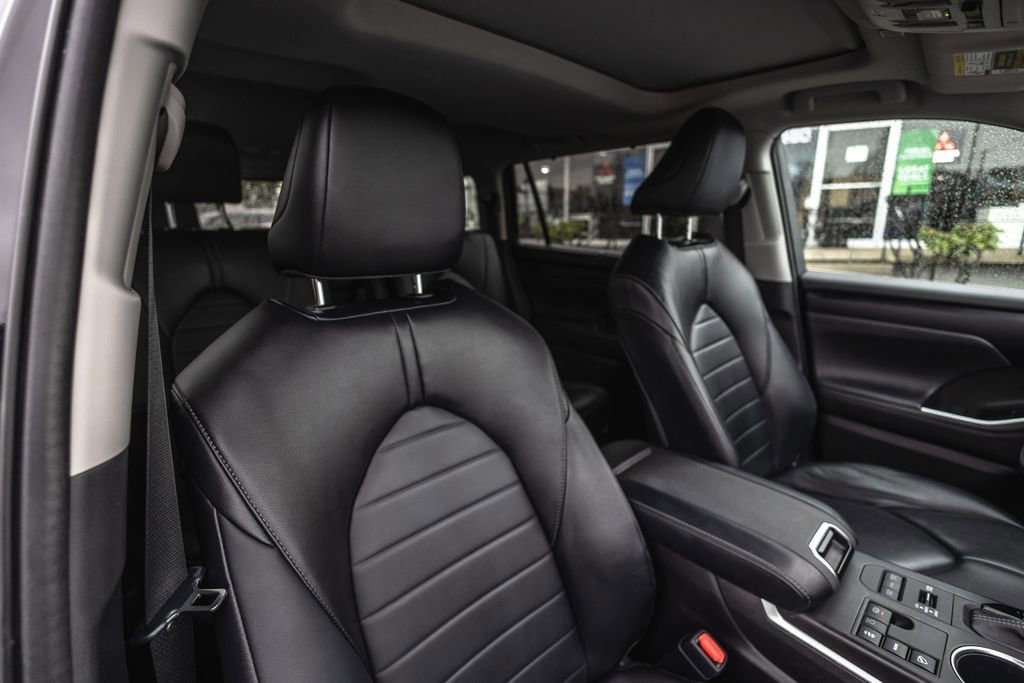 Used 2023 Toyota Highlander XLE image 32