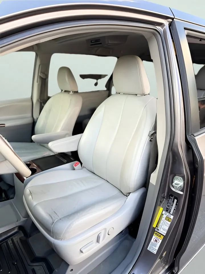 Used 2014 Toyota Sienna XLE image 13