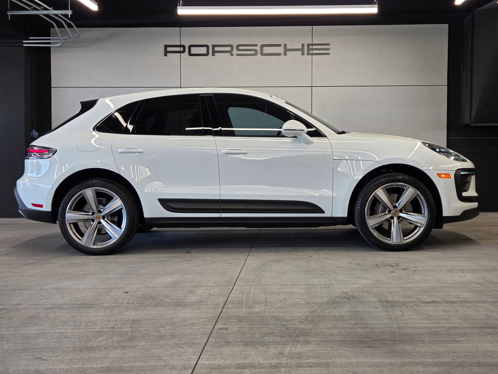 Certified 2022 Porsche Macan AWD/4WD image 30