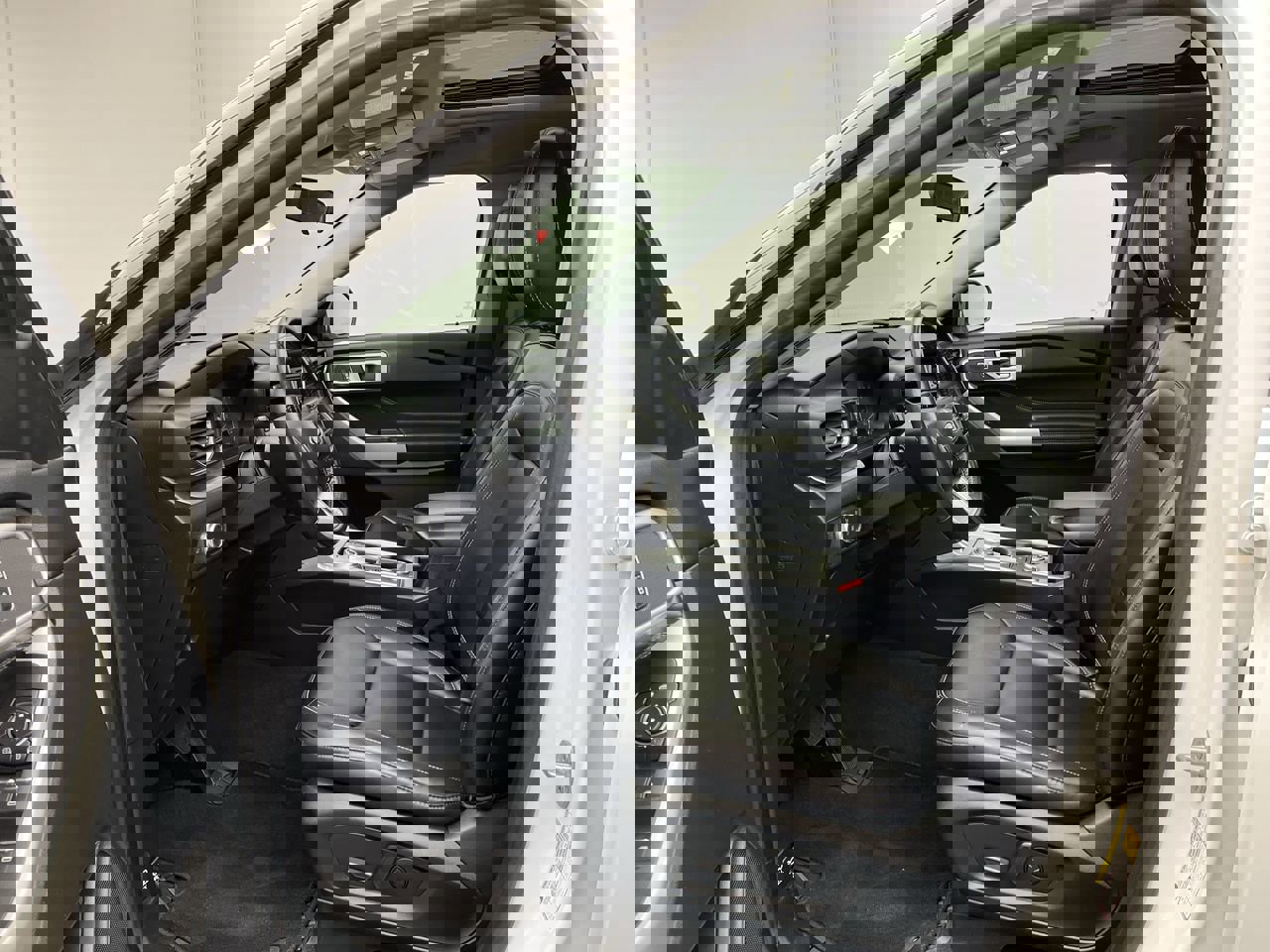 Used 2022 Ford Explorer XLT w/ Equipment Group 202A image 3