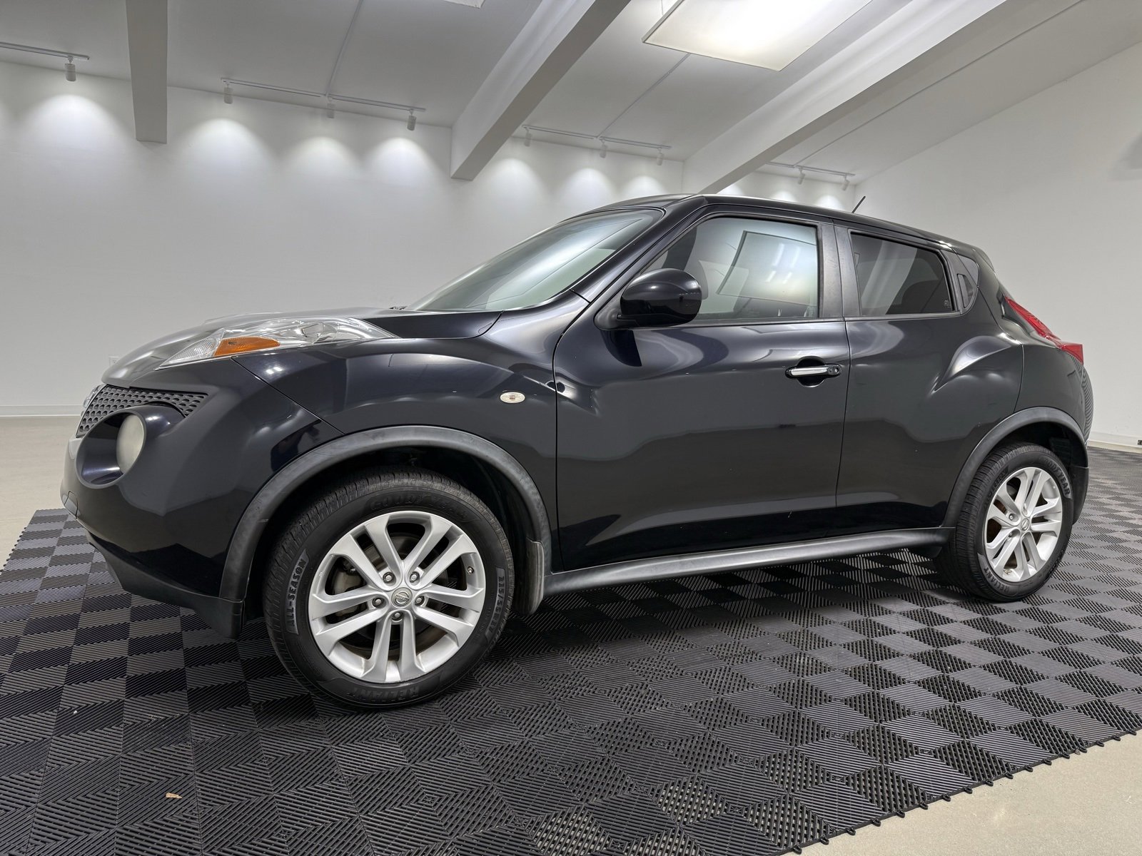 Used 2011 Nissan Juke SV w/ Interior Illumination Pkg image 3